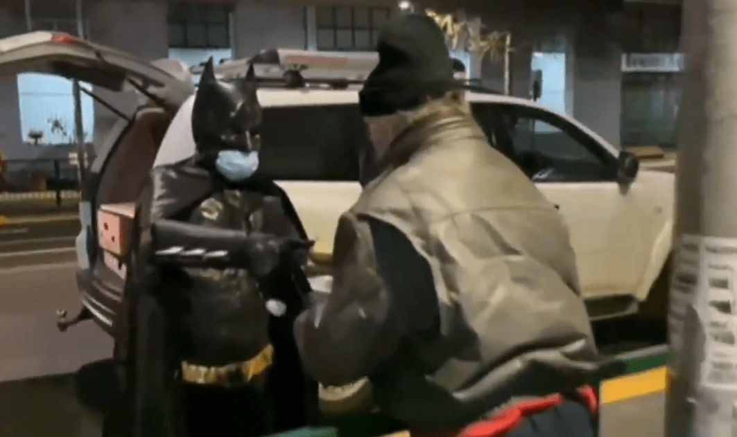 Este hombre se viste de Batman cada noche y regala comida a gente sin hogar