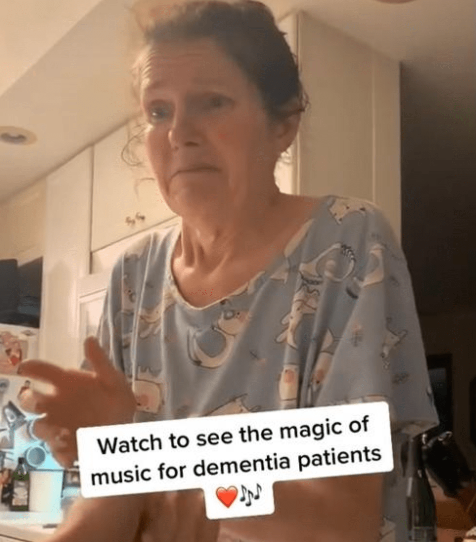 Joven demuestra que la música es medicina para su madre con demencia y se vuelve viral