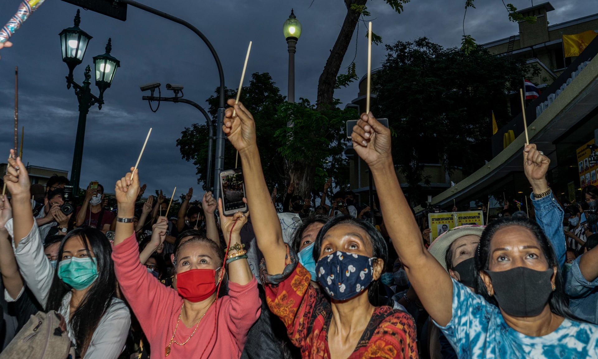 Jóvenes protestan contra el gobierno de Tailandia vestidos como Harry Potter