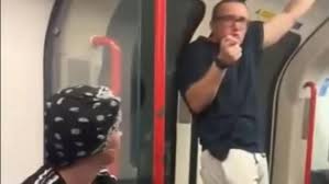 ¡Santos trancazos! Hombre blanco lanza insultos racistas y es noqueado en el metro
