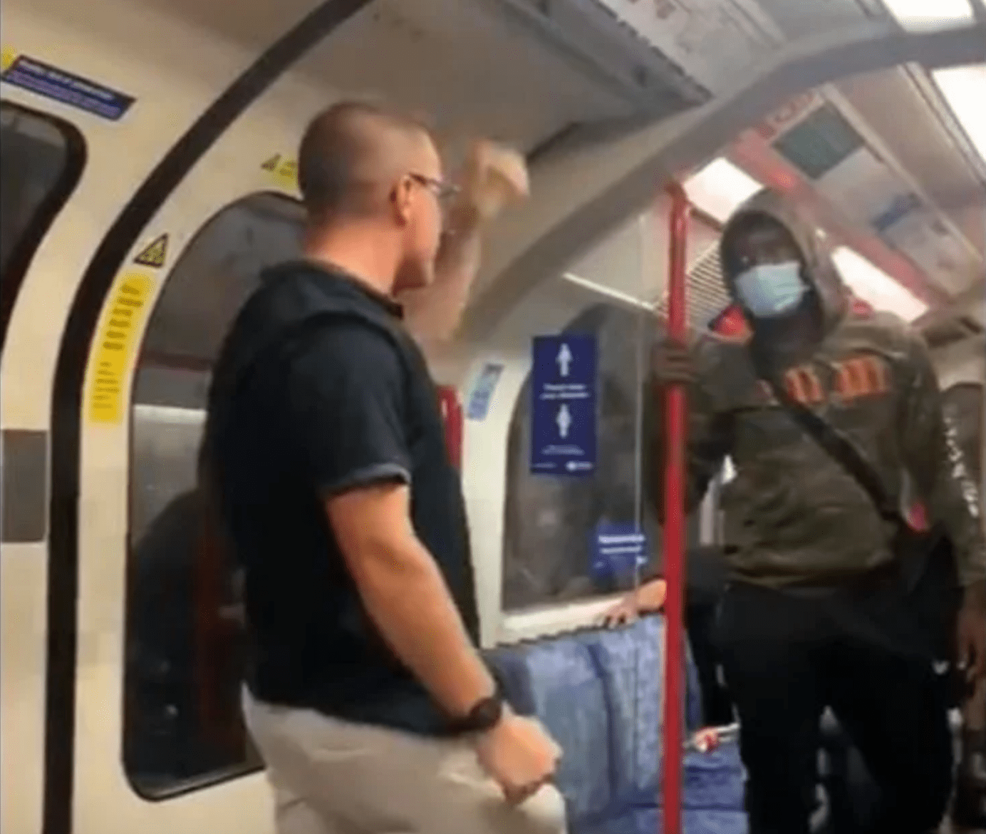 ¡Santos trancazos! Hombre blanco lanza insultos racistas y es noqueado en el metro