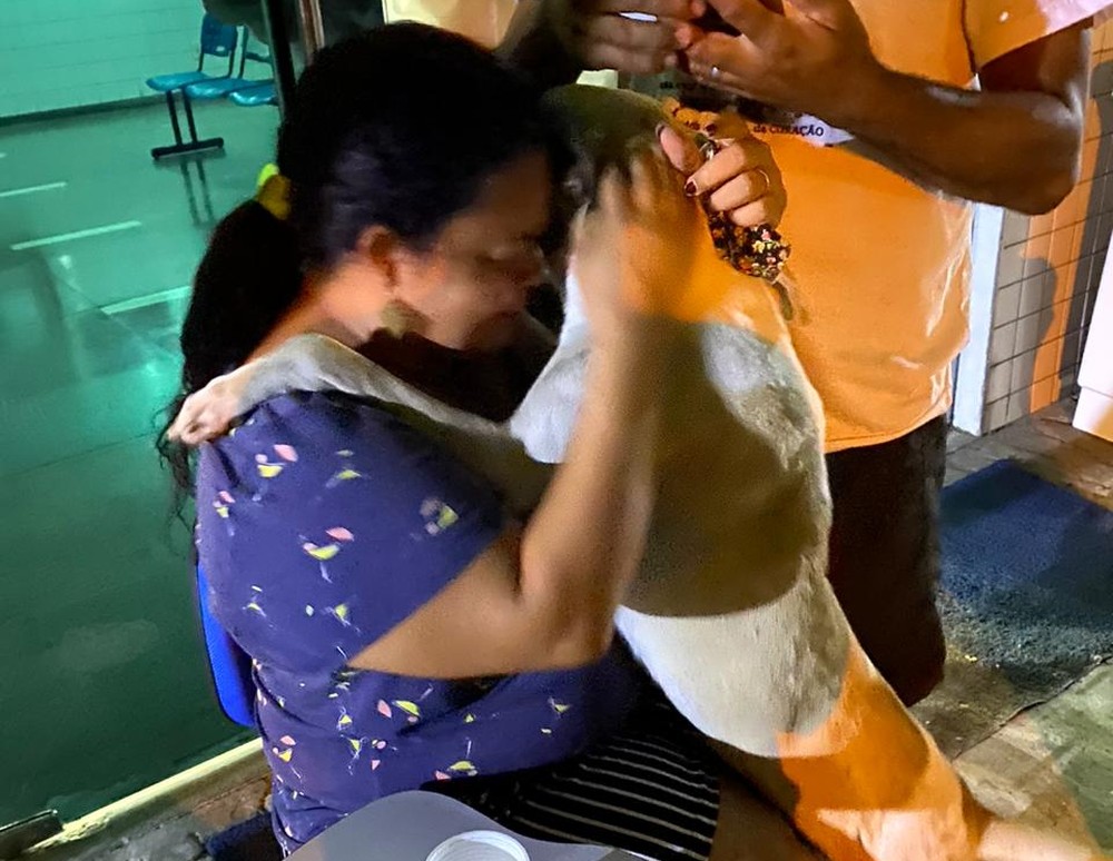 Mujer adopta al perrito que la consoló cuando su madre murió por coronavirus