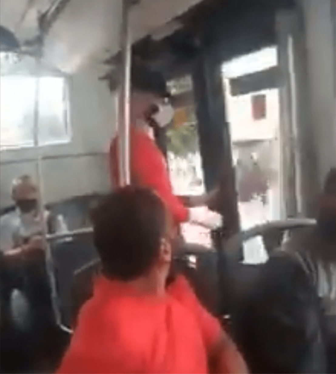 Mujer graba a hombre que se iba masturbando junto a ella, en el Metrobús de la CDMX