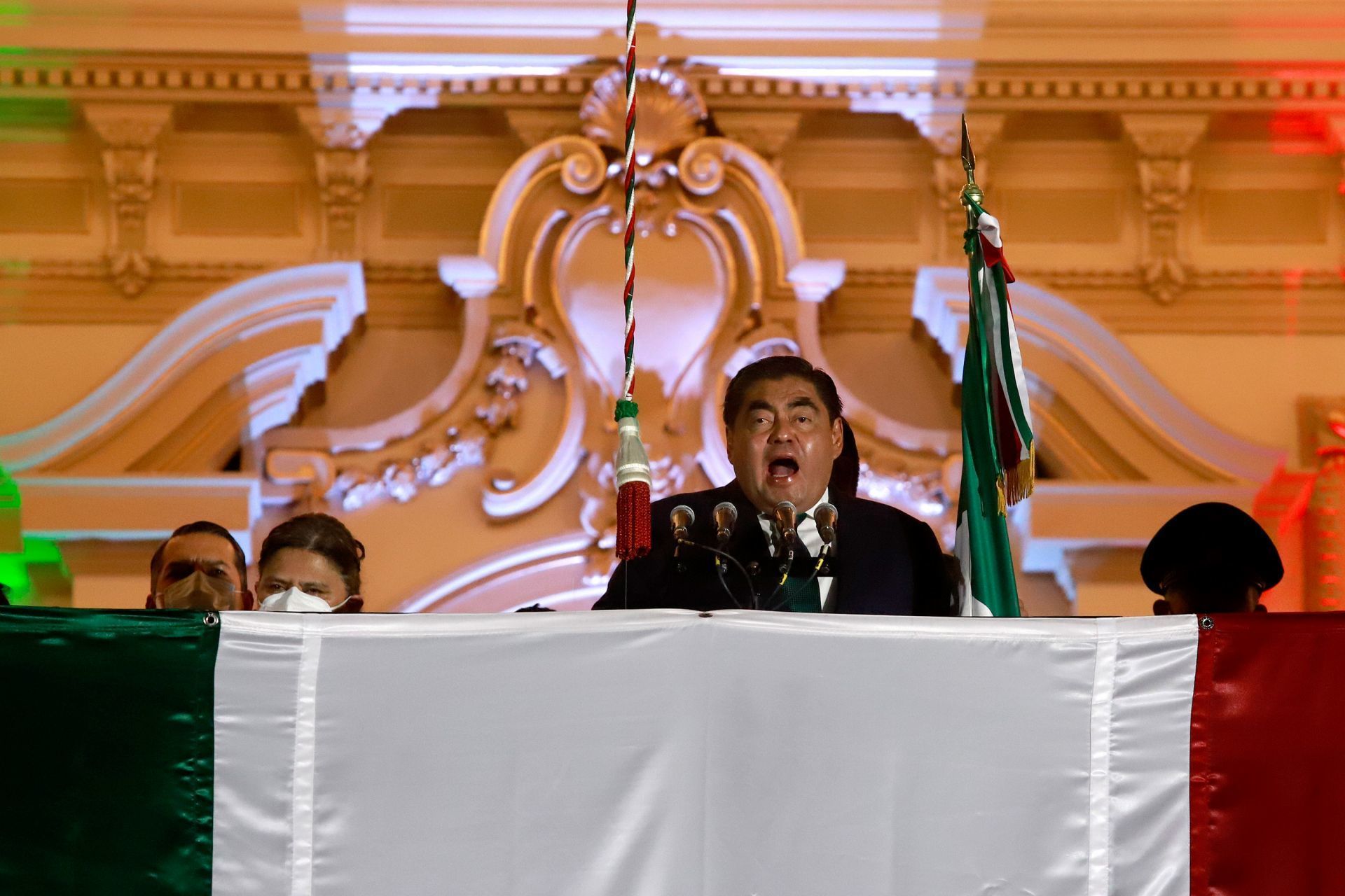 Critican a Miguel Barbosa por mencionar a Benito Juárez durante Grito de Independencia en Puebla