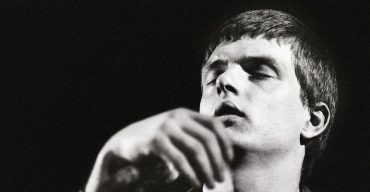 Descubren foto de Ian Curtis en la fiesta navideña de su oficina en 1970