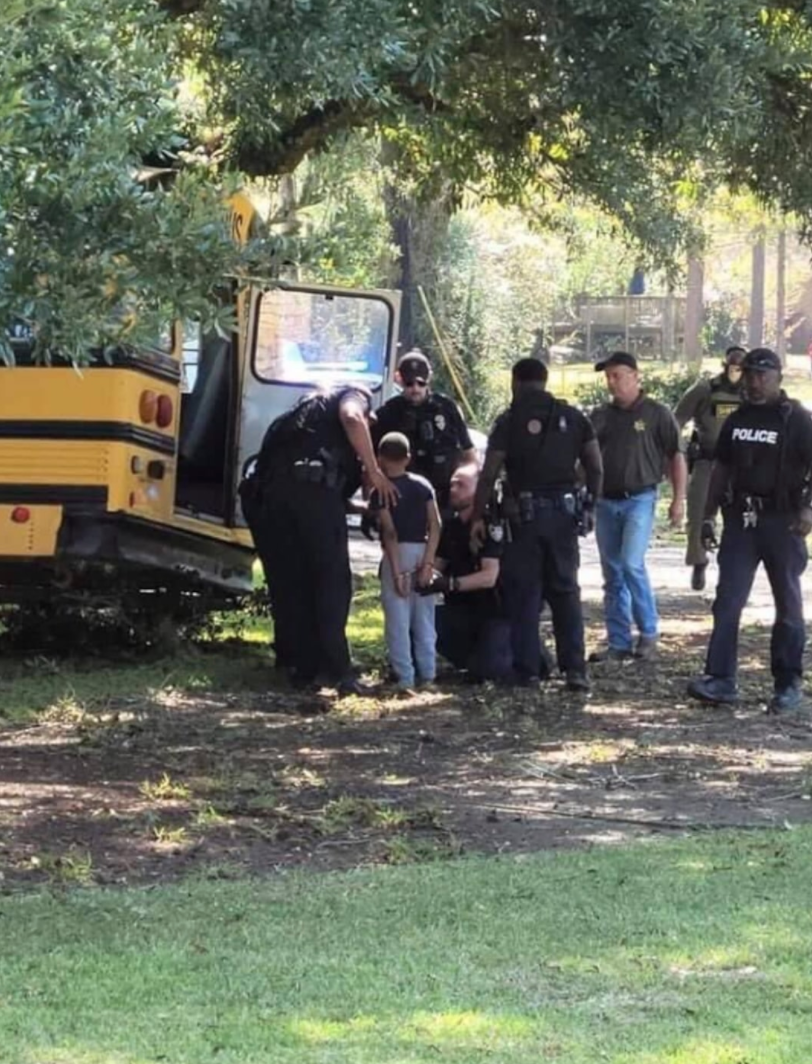 Travesura nivel: Arrestan a un niño de 11 años por robar y estrellar el camión de su escuela 