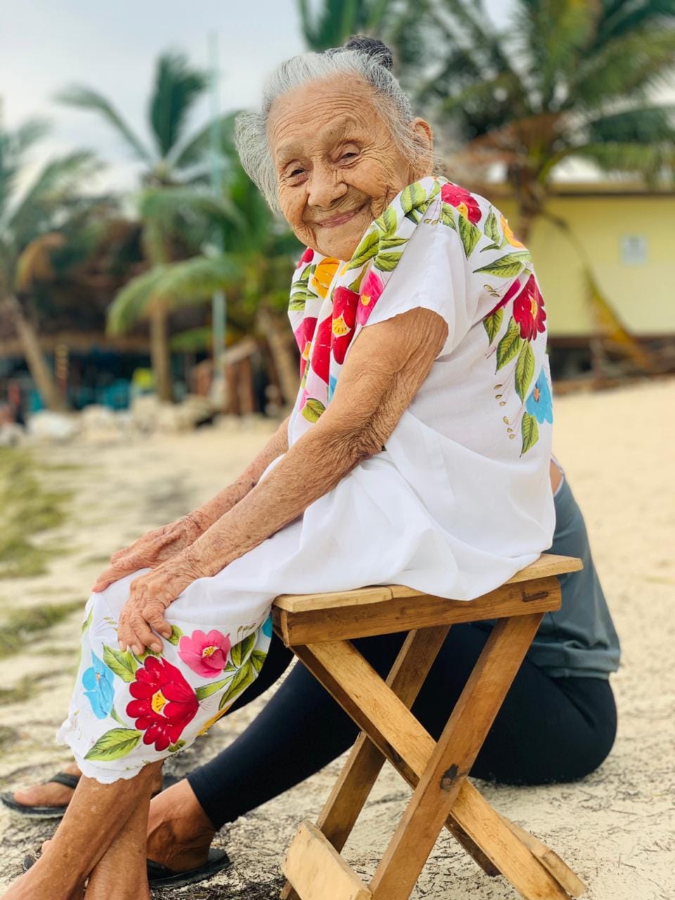 Mueran de ternura: Abuelita de 97 años conoció el mar y su reacción está conmoviendo al internet 
