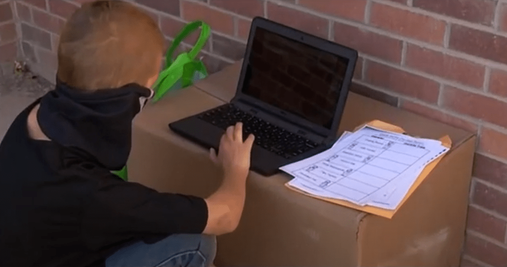 Niño toma clases en línea fuera de su escuela porque no tiene internet en casa