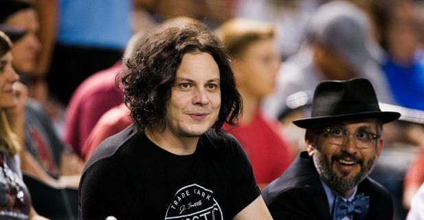 ¡Bien casual! Jack White va a un partido de beisbol, da un concierto y regresa para el final