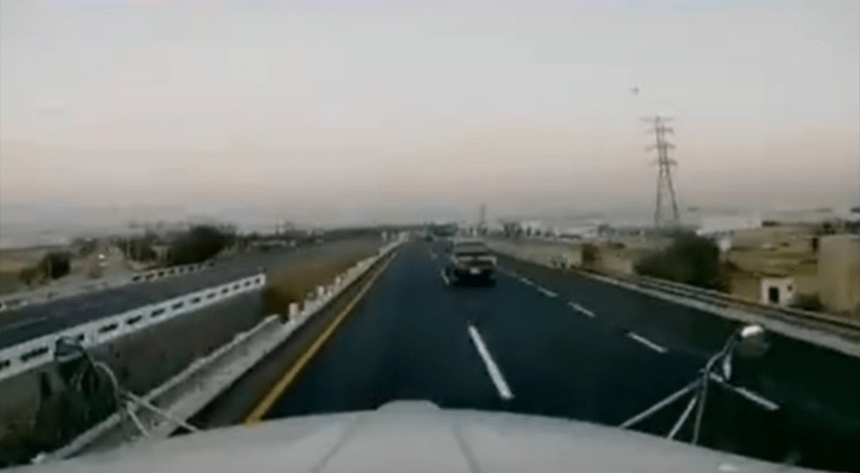 Como de película: Conductor de tráiler esquiva balas en la autopista Querétaro-Irapuato