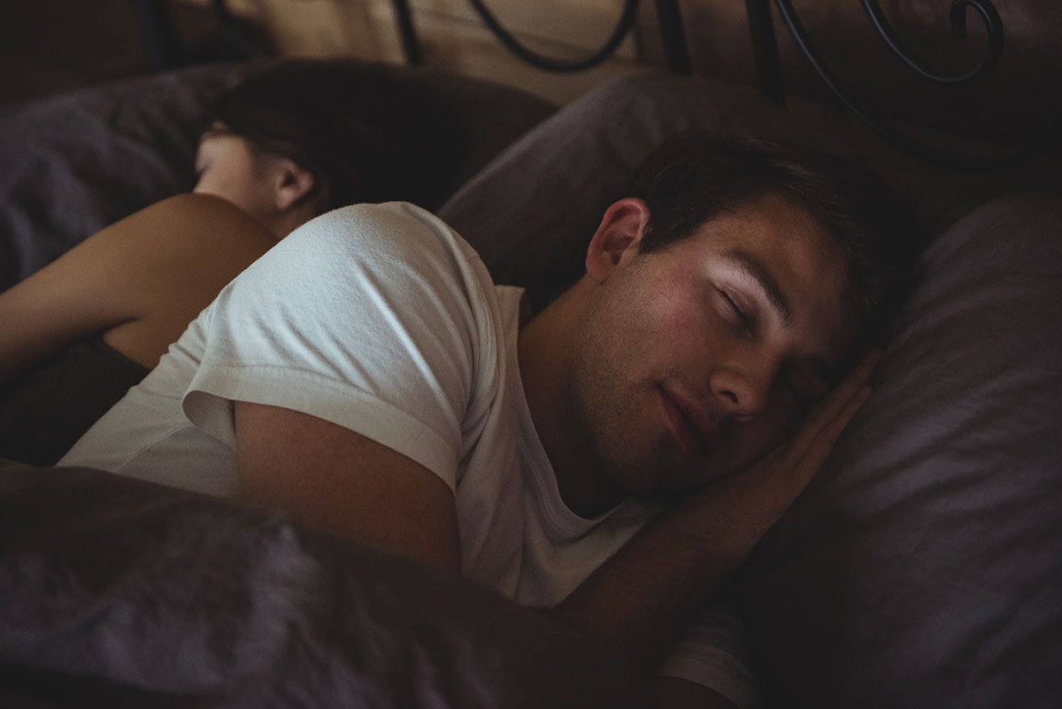 Una pareja durmiendo en la cama