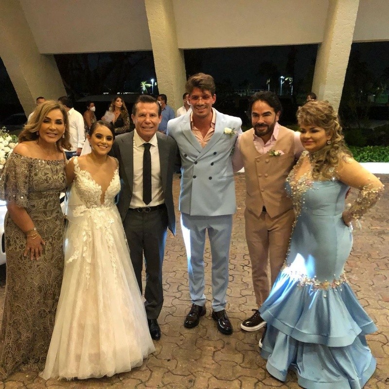 Bobby Palazuelos, Julio César Chávez y más famosos asisten a boda en Quintana Roo