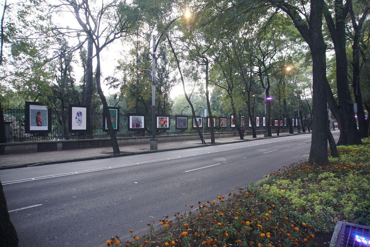 Exposición de la Bienal de Ilustración en las Rejas de Chapultepec