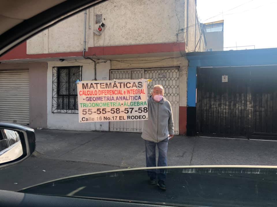 Abuelito pide ayuda con cartel para dar clases de matemáticas en la CDMX