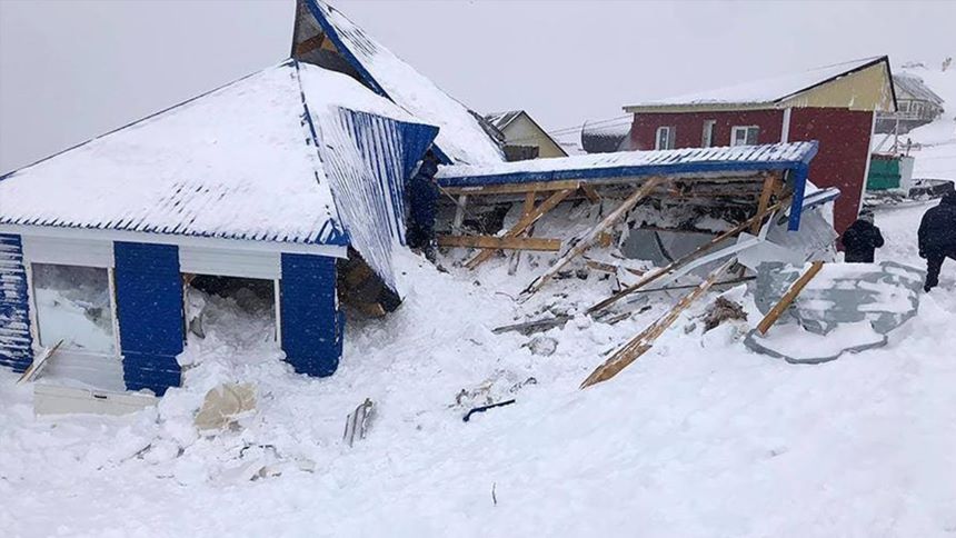 Avalancha sorprende a esquiadores y un papá protege a su hijo con su propio cuerpo