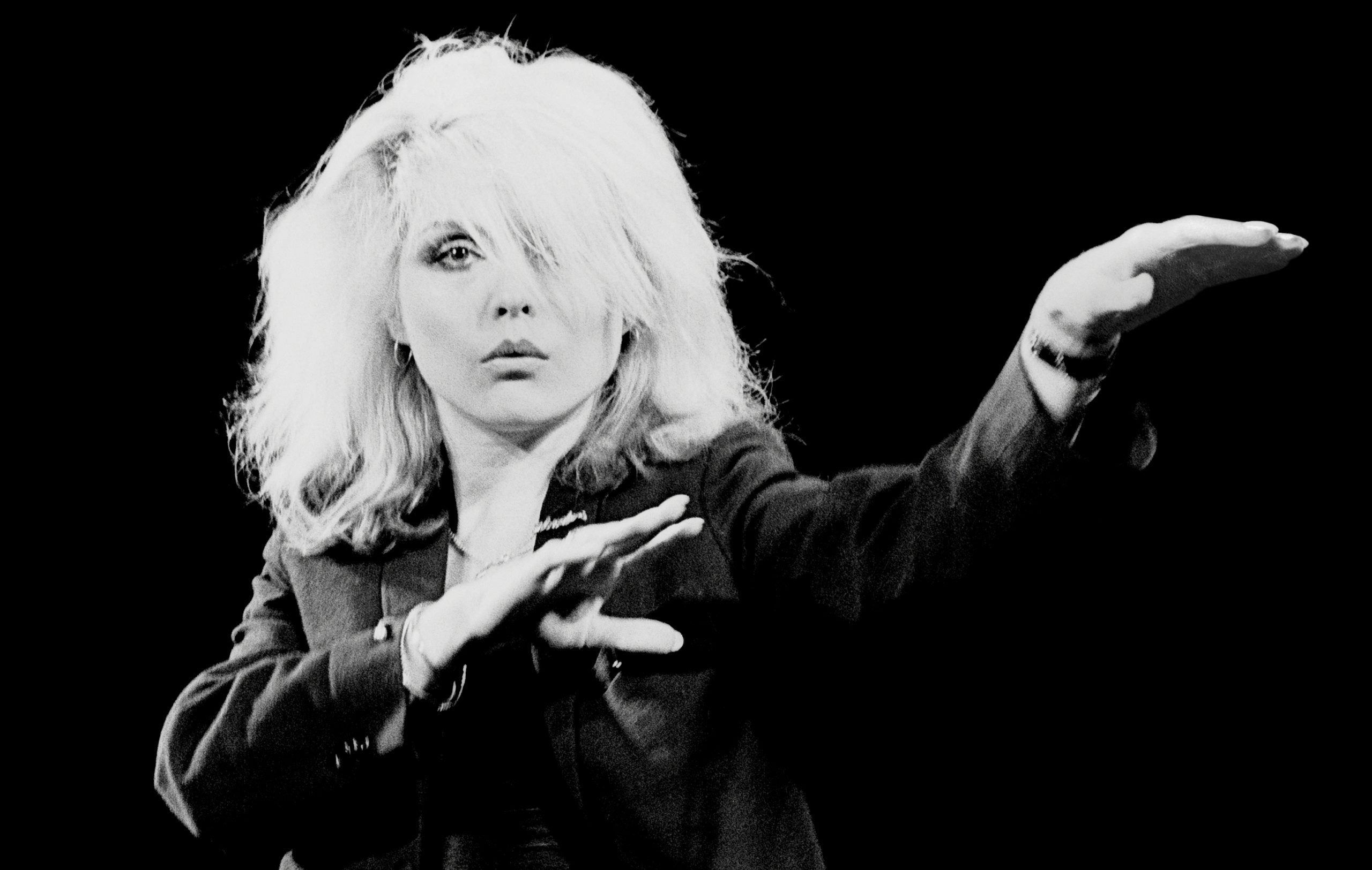 Esta es la oscura historia que inspiró "One War or Another" de Blondie