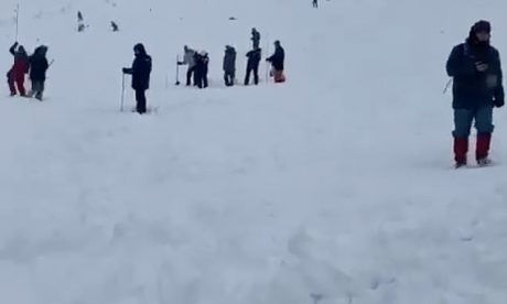 Avalancha sorprende a esquiadores y un papá protege a su hijo con su propio cuerpo