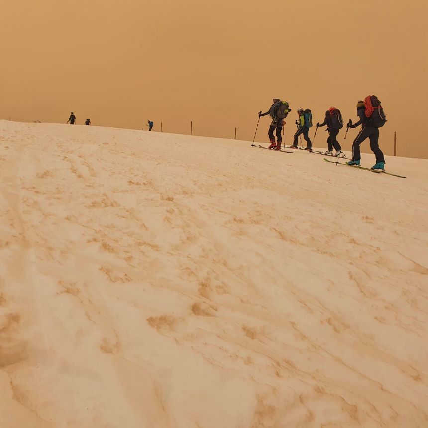 El extraño fenómeno natural que dejó el cielo amarillo en Europa