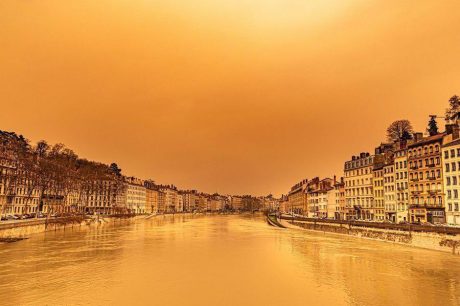 El extraño fenómeno natural que dejó el cielo amarillo en Europa