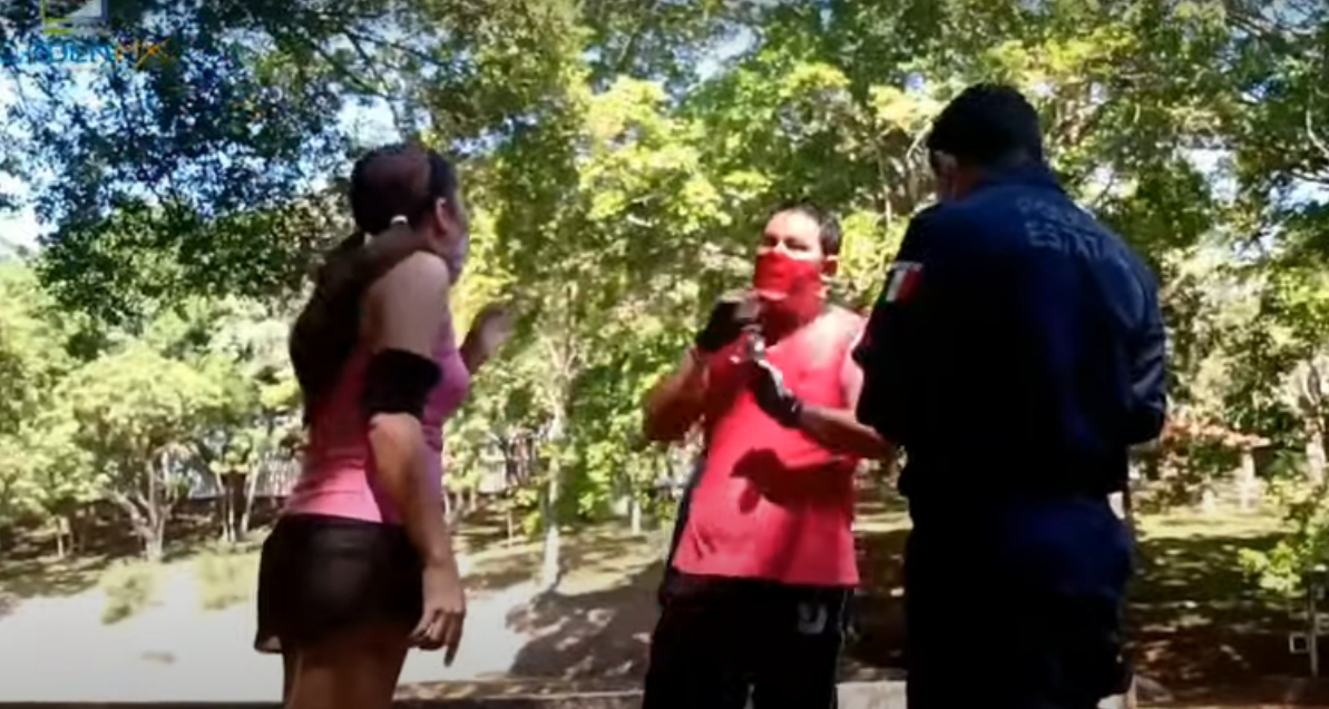  Acosador pide disculpas de rodillas a mujer que lo confrontó en un parque