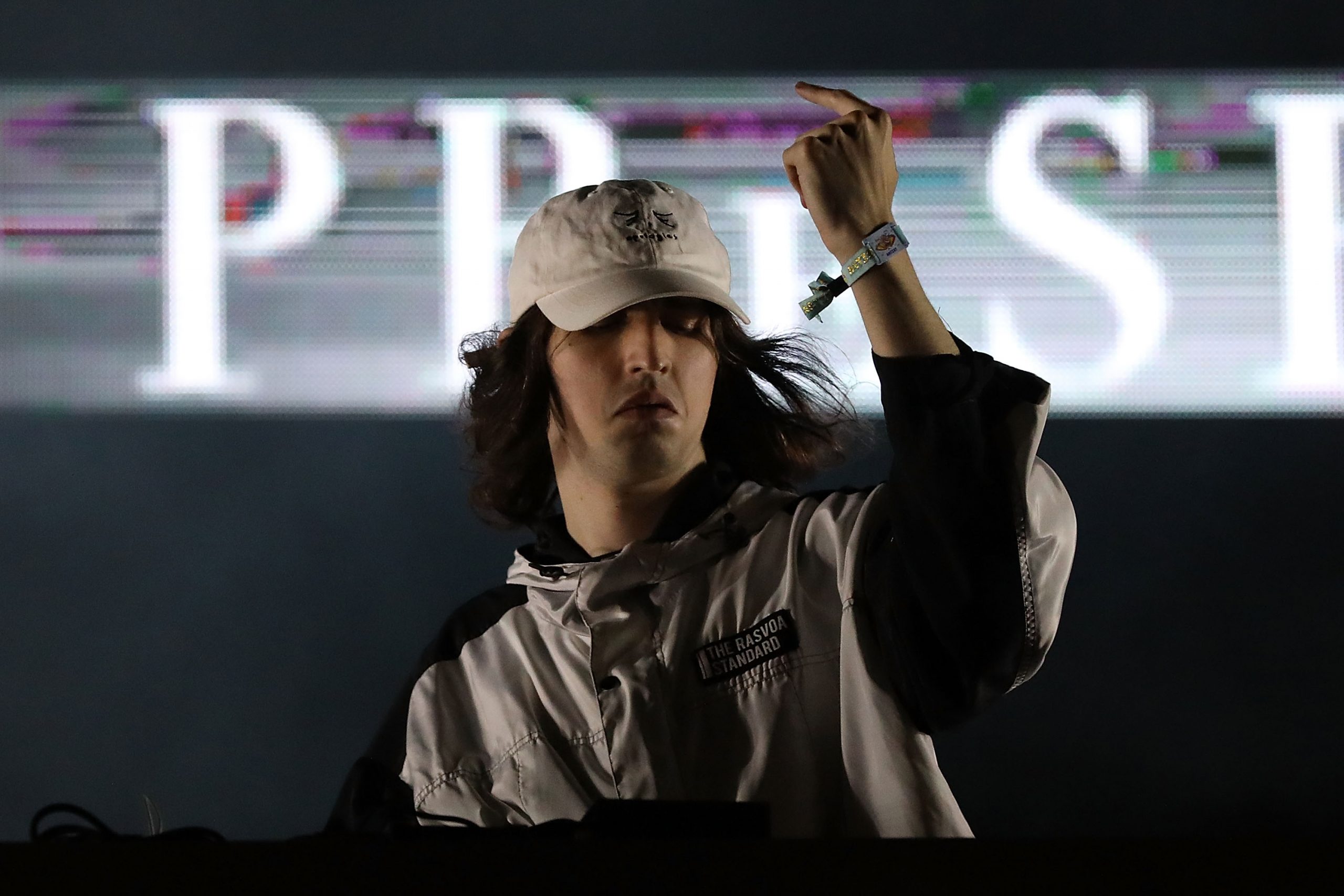 Porter Robinson nos llena de buena vibra con el video de "Loot At The Sky"