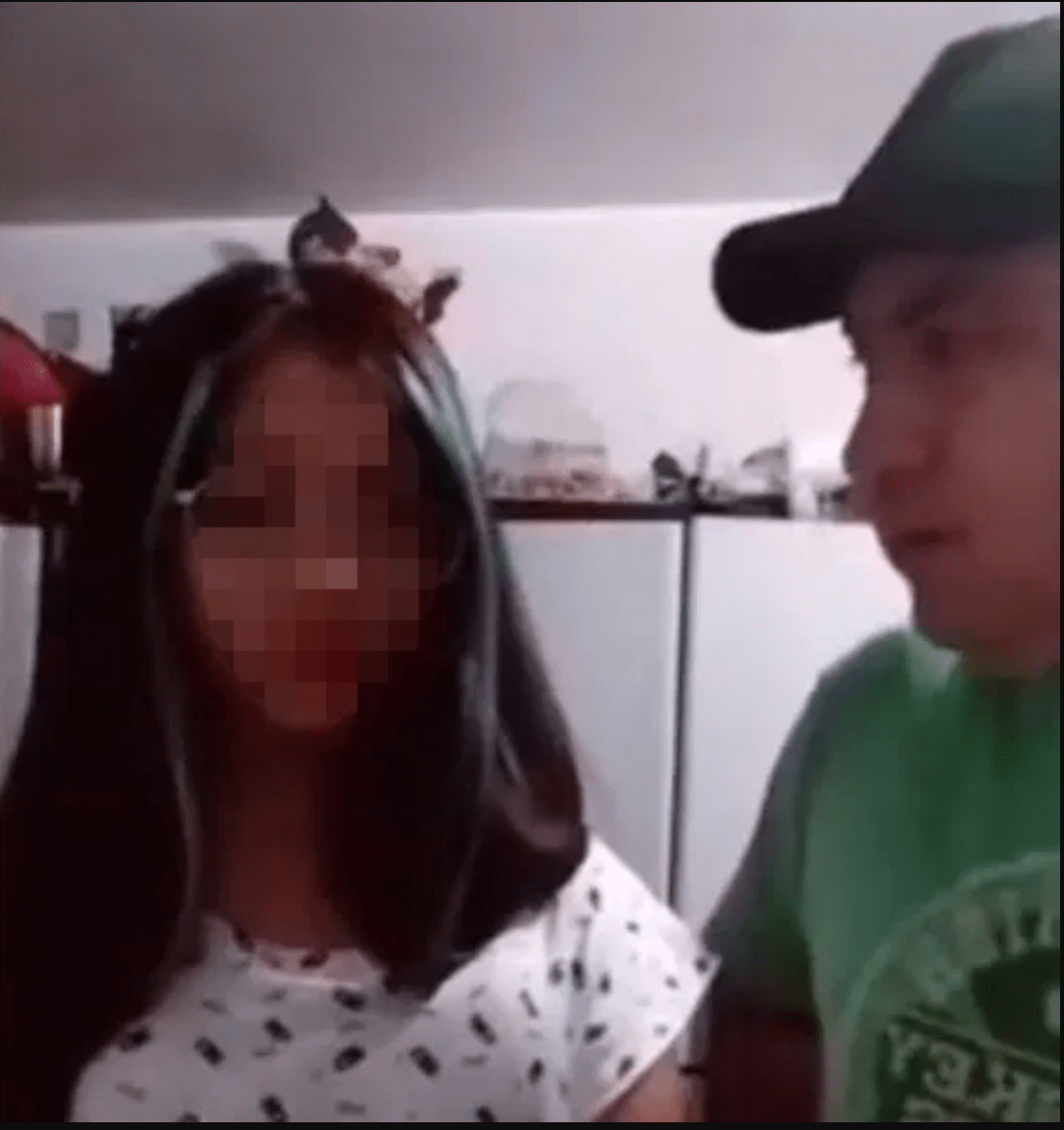 WTF?! Papá obliga a su hija a pedir disculpas por bailar twerking en TikTok