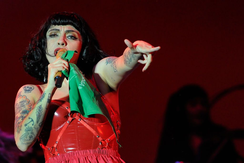 Mon Laferte con pañuelo a favor de la despenalización del Aborto