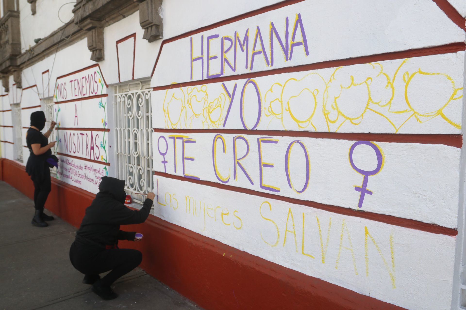 CIUDAD DE MÉXICO, 13FEBRERO2022.- Integrantes de colectivas feministas protestaron afuera de la CEN de Morena en contra del candidato a gobernador de Guerrero, Félix Salgado Macedonio, quién es señalado por cinco casos de abuso y violencia hacia las mujeres en este estado. Durante la protesta las mujeres cerraron con cadena la puerta de las instalaciones, cerraron la vialidad en la calles de Monterrey y Chihuahua, colonia Roma Norte y permanecen en plantón con el propósito de mantenerse hasta mañana.