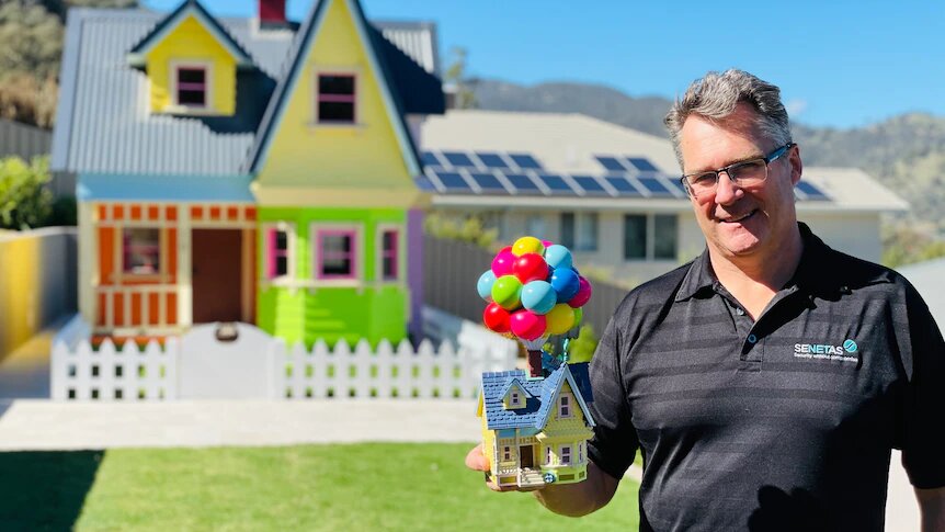 ¿El mejor papá del mundo? Hombre construye y recrea la casa de 'Up' para su hijo