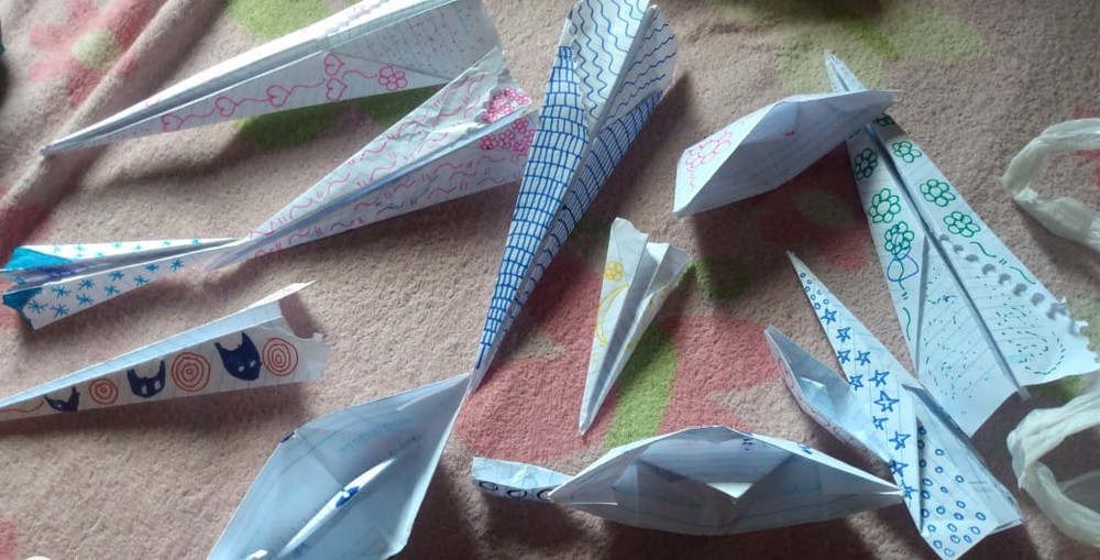 Niño vende aviones de papel para comprarse un celular nuevo