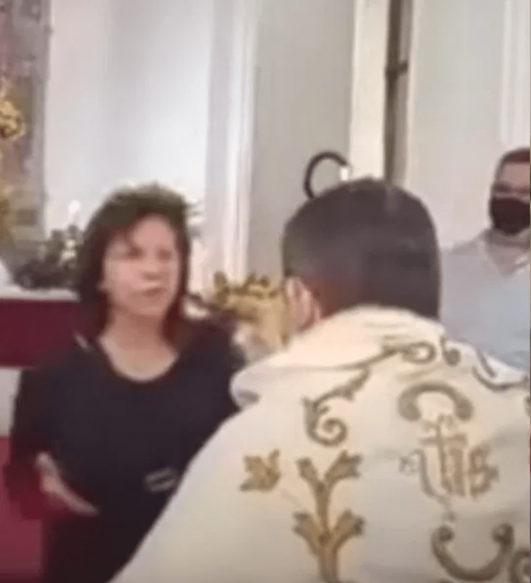 Tómala: Mujer cachetea a sacerdote durante misa de jueves santo 